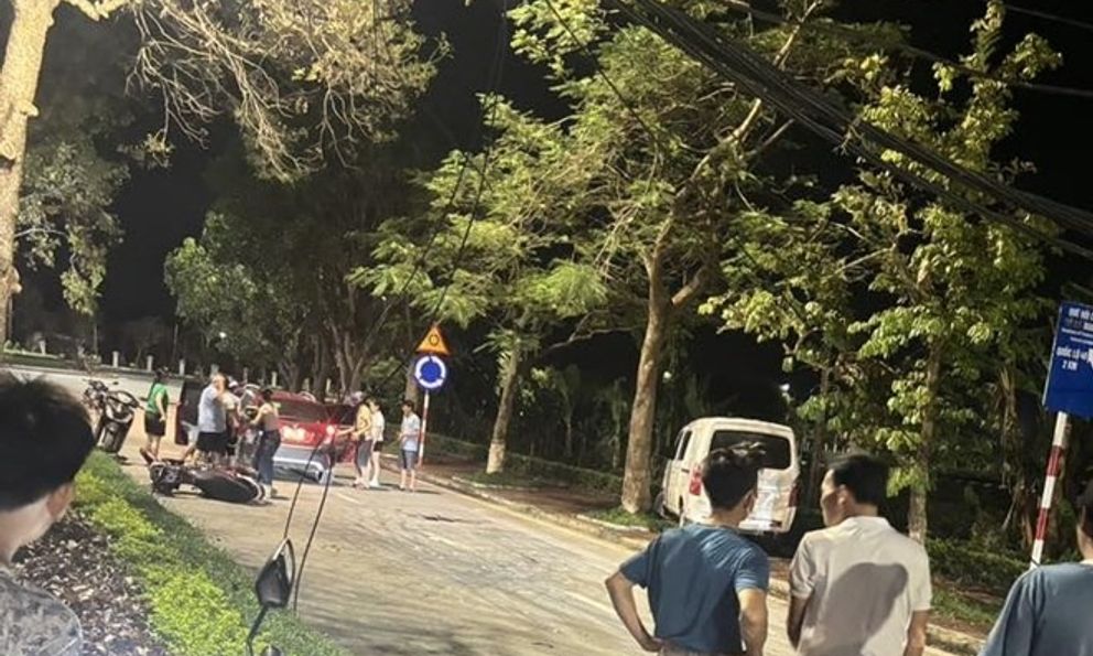 Nghệ An: Vướng dây cáp sà xuống đường, nguyên Chủ tịch xã tử vong 