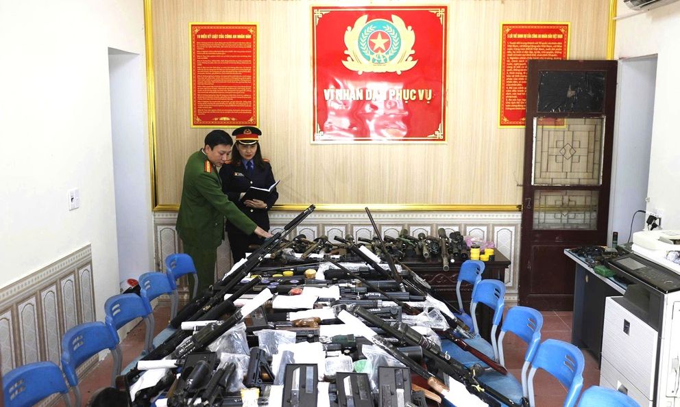 Triệt phá đường dây buôn bán vũ khí quân dụng, thu giữ 64 khẩu súng
