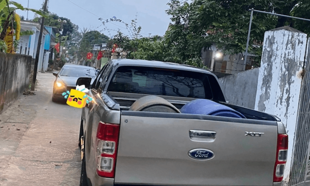 Tài xế ô tô bán tải đỗ chắn đường, thách thức người dân 