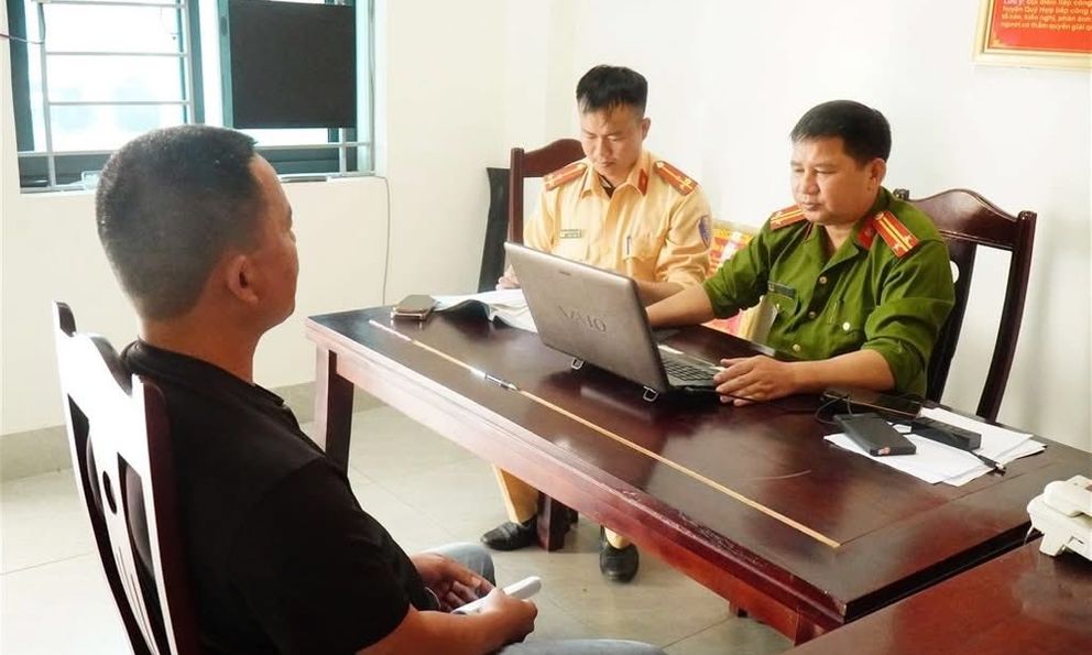  Phạt 5 triệu đồng tài xế đỗ xe bán tải chắn đường