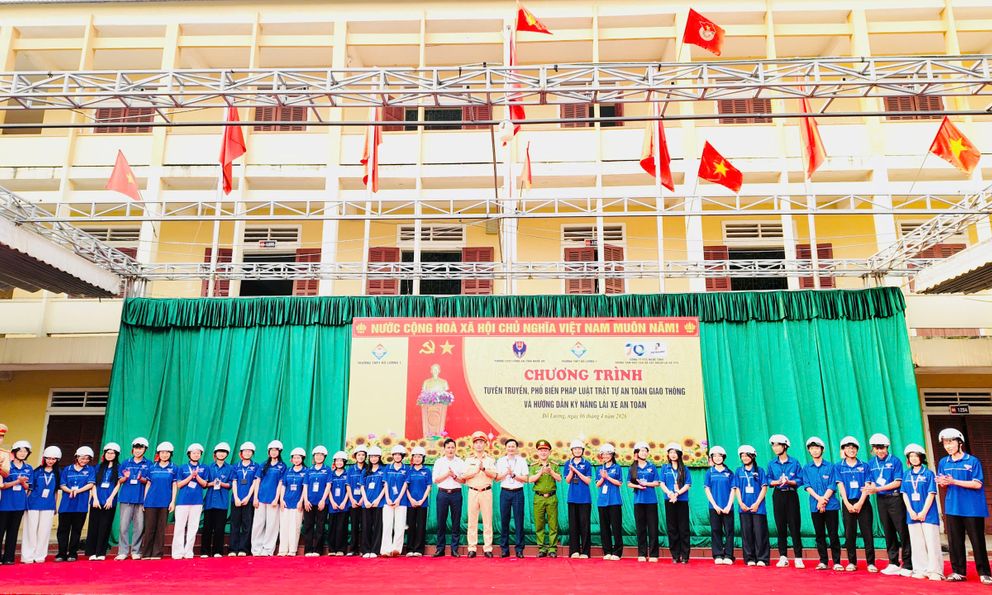 CSGT Nghệ An Đưa kỹ năng lái xe an toàn đến học sinh THPT Đô Lương 1