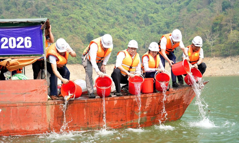 Thủy điện Bản Vẽ trồng cây, thả cá và tặng quà học sinh Yên Na