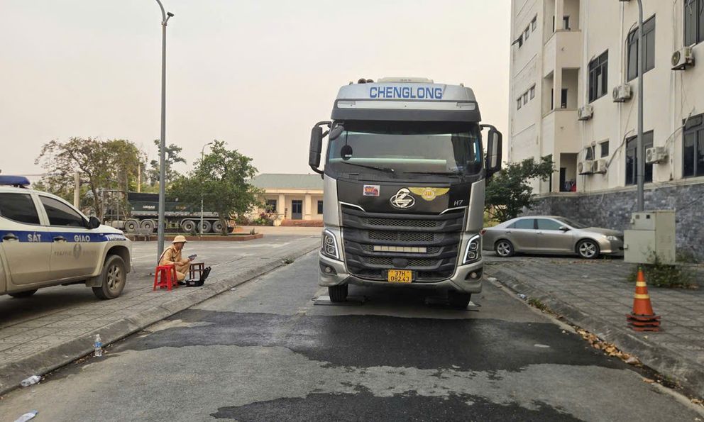 CSGT Nghệ An xử lý nhiều xe quá tải trên Quốc lộ 7B 