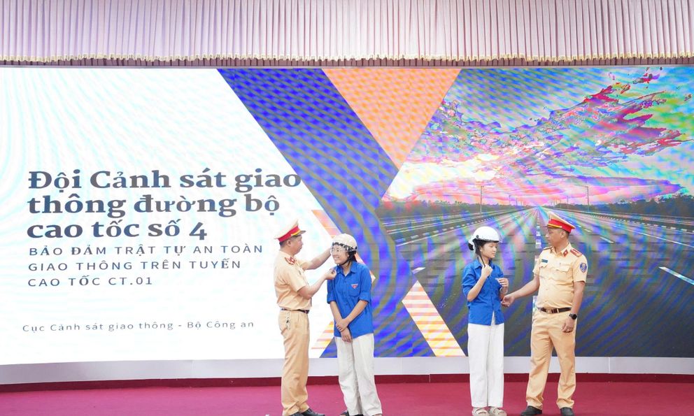 Đội Cảnh sát giao thông đường bộ cao tốc số 4 tuyên truyền an toàn giao thông tại Nghệ An