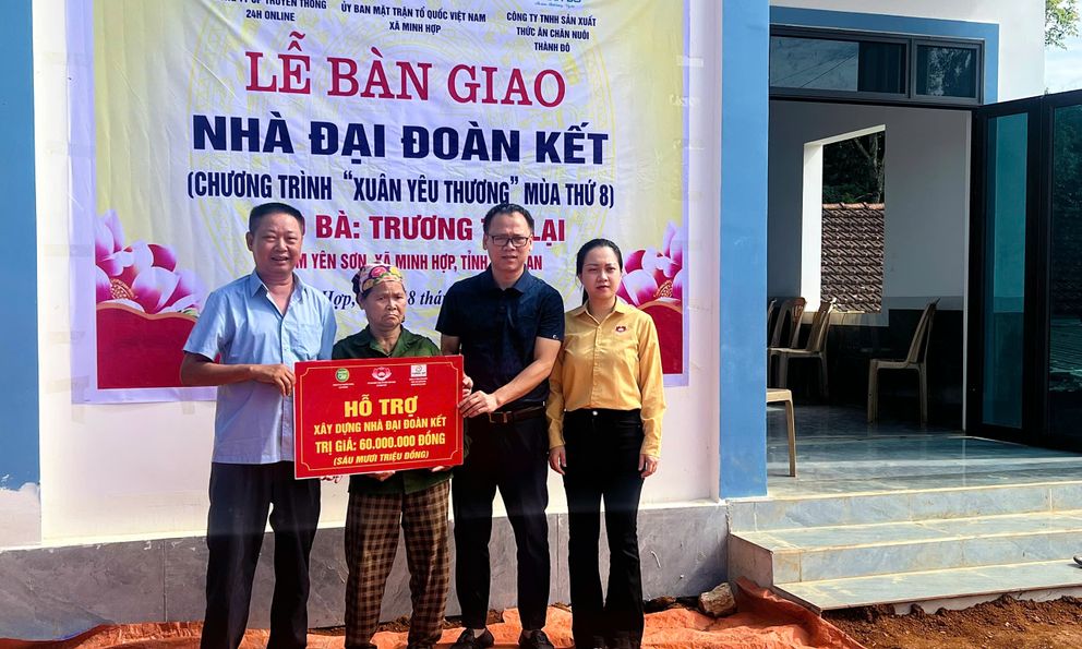 Bàn giao nhà tình nghĩa Xuân Yêu Thương mùa 8