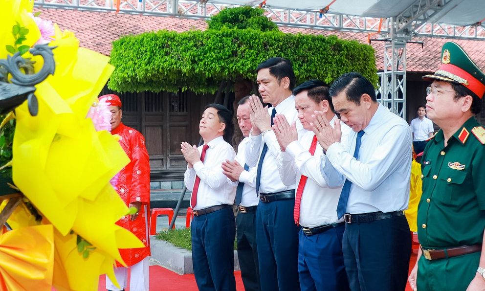 Lãnh đạo tỉnh Nghệ An dâng hương tưởng niệm 234 năm ngày mất của Hoàng đế Quang Trung