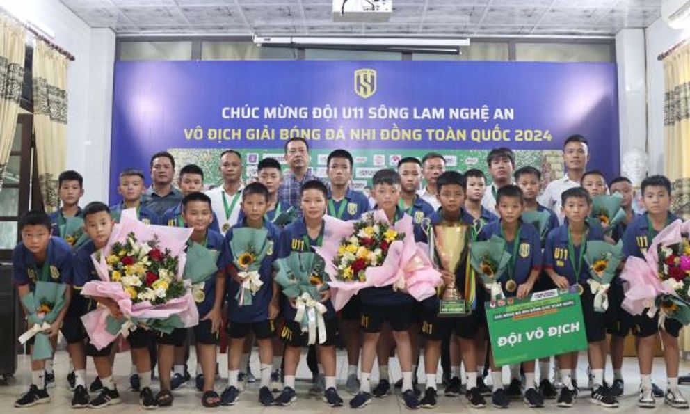 Đội bóng U11 SLNA nhận thưởng gần 500 triệu đồng sau chức vô địch toàn quốc