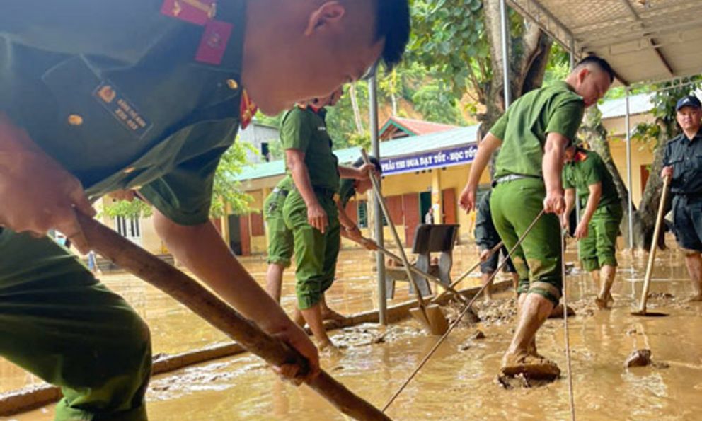 Nghệ An: Công an lội bùn, dầm mưa giúp dân khắc phục hậu quả lũ quét