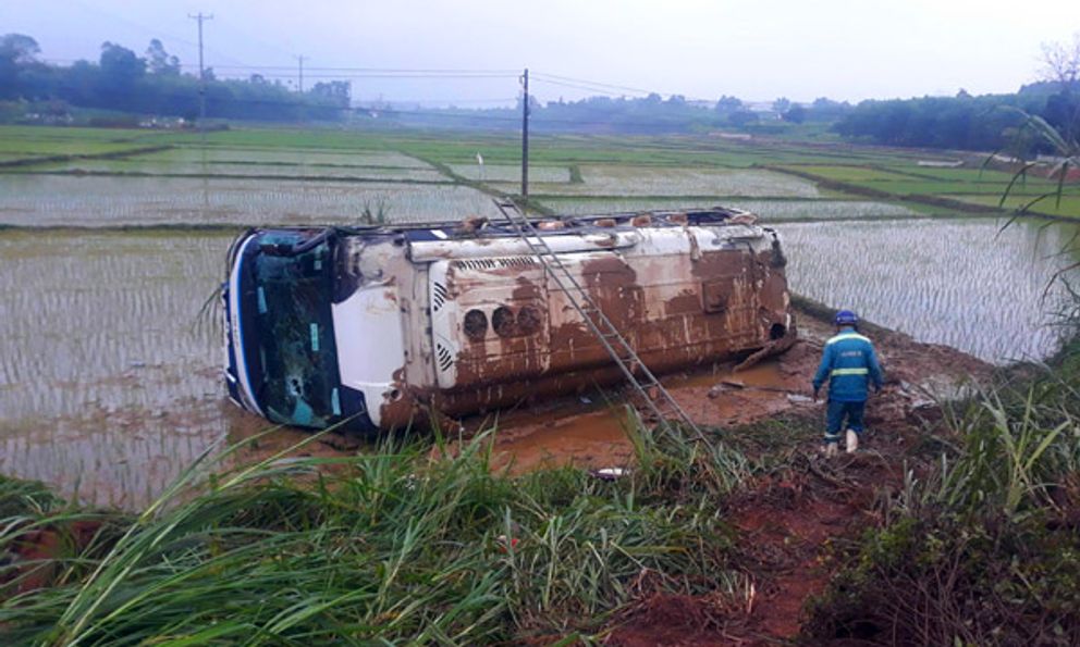 Nghệ An: Xe khách lao xuống ruộng, nhiều người bị thương