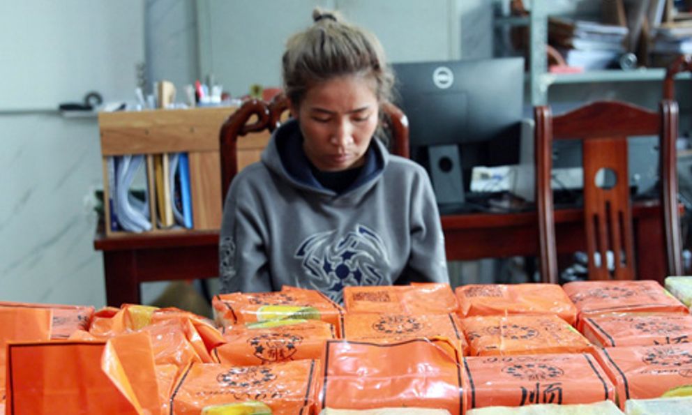 Bắt 'nữ quái' người Lào cùng 30kg ma tuý đá