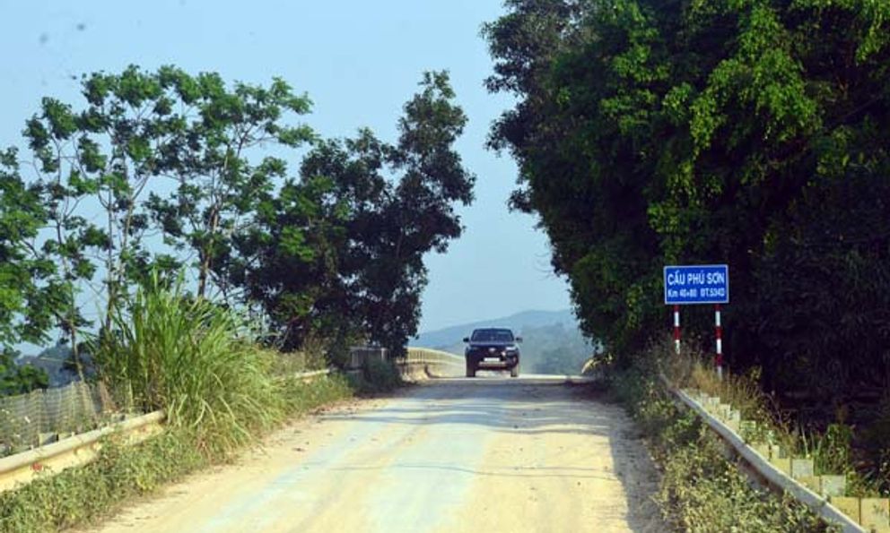 Nghệ An: Xuất hiện nhiều vết nứt ở cầu độc đạo vào xã Phú Sơn, huyện Tân Kỳ