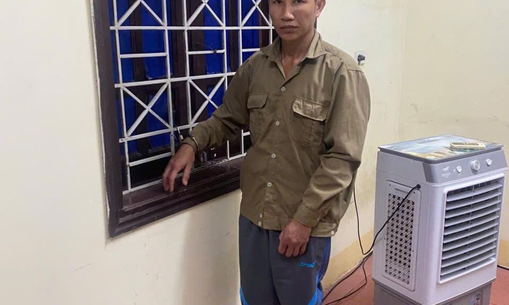  Bắt khẩn cấp phụ huynh hành hung nữ giáo viên