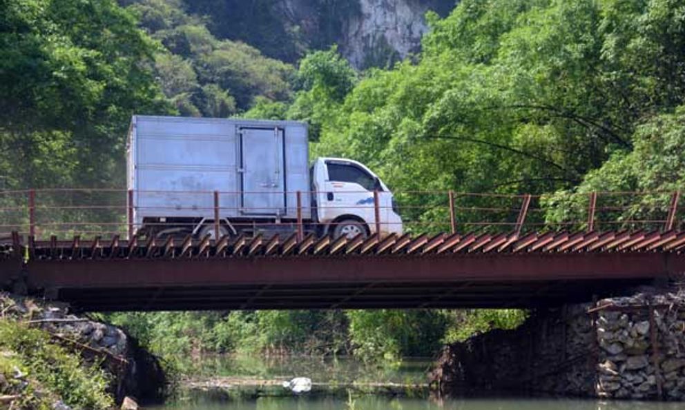 Cầu chính đang thi công, dân thấp thỏm di chuyển trên cầu tạm xuống cấp