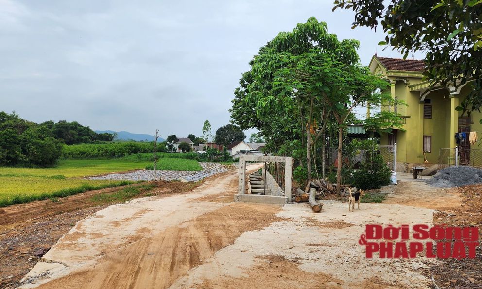 Người dân dựng tường rào vì nguy cơ mất an toàn từ công trình đang thi công