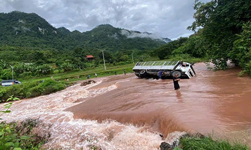 Mưa lũ chia cắt nhiều tuyến đường ở xã vùng cao Nghệ An