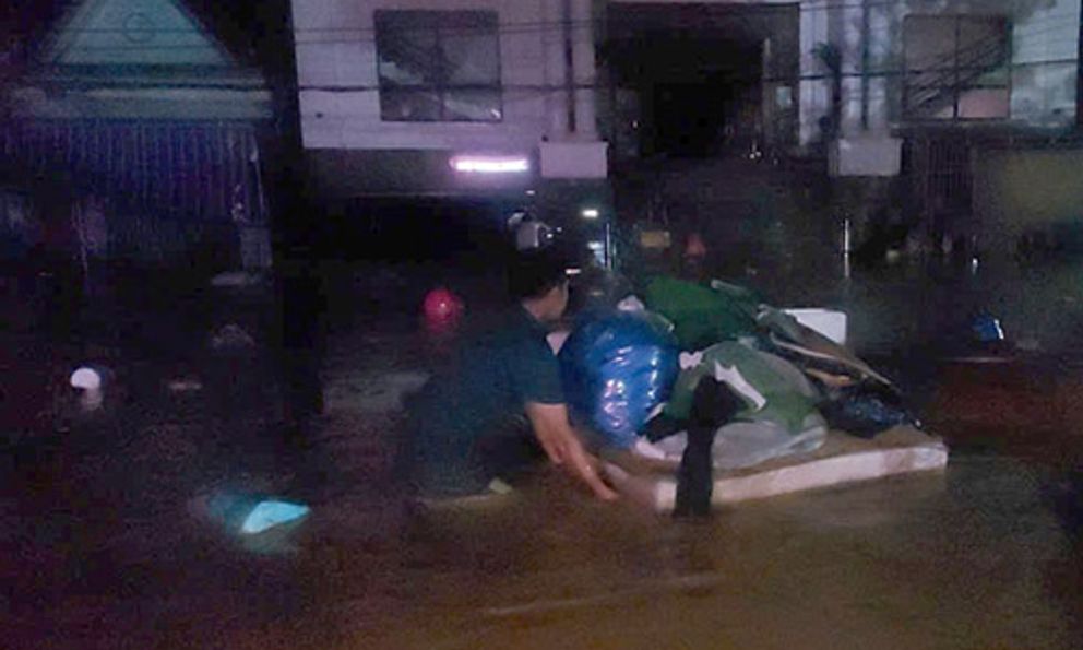 Nghệ An: Nước sông Nậm Mộ dâng cao, Mường Xén ngập trong biển nước