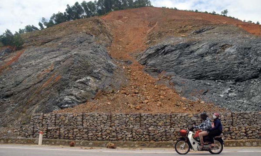 Nghệ An: Tiềm ẩn nguy cơ sạt lở đất, đá lăn trên đường ĐT 538B