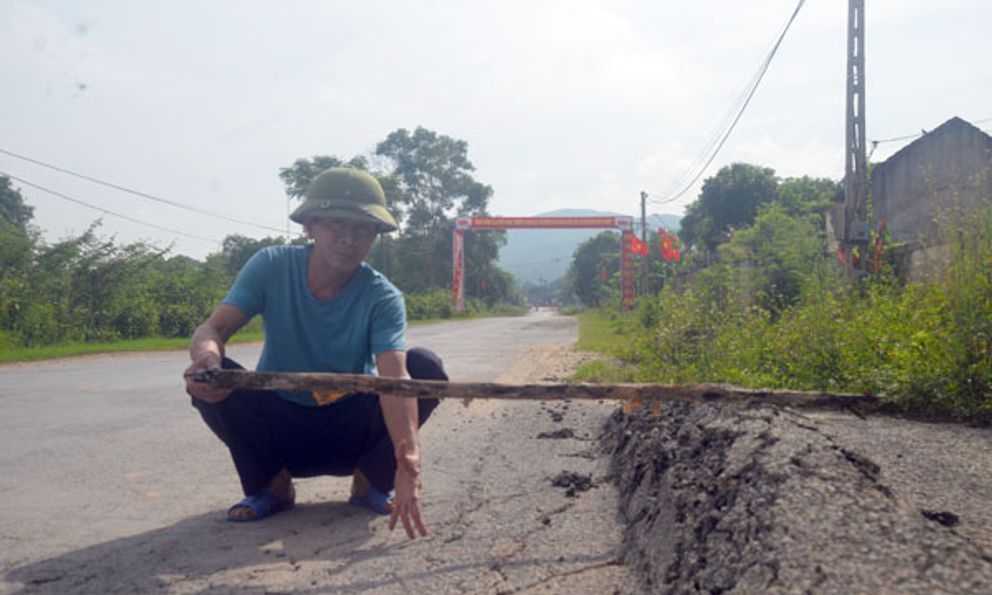 Nghệ An: Tiềm ẩn nguy cơ tai nạn trên tuyến Quốc lộ 15B