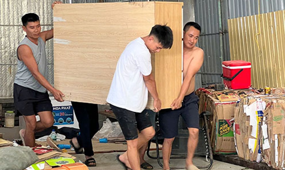 Người dân ở miền núi Nghệ An hối hả chuyển đồ tránh lũ