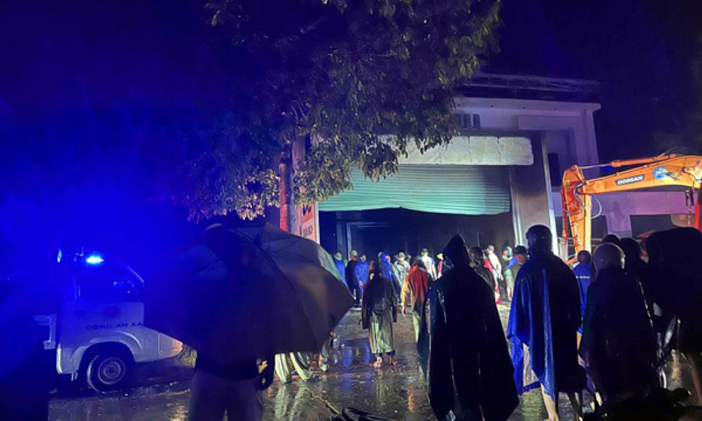 Nghệ An: Công an xã chữa cháy xưởng gara ô tô trong đêm bão