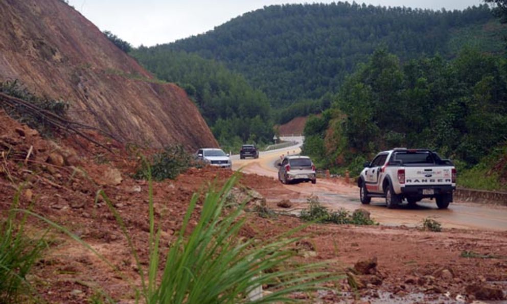 Nghệ An: Quốc lộ 7C sạt lở nghiêm trọng gây mất an toàn giao thông