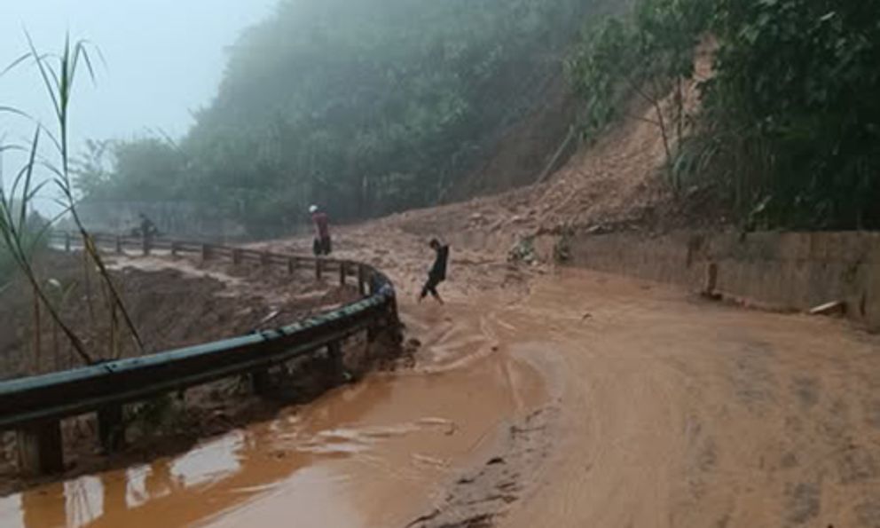 Miền núi Nghệ An chia cắt nhiều nơi do mưa lớn