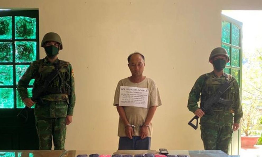 Bắt đối tượng người Lào vận chuyển 6.000 viên ma túy về Việt Nam