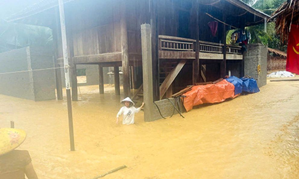 Nghệ An: Mưa lớn do bão số 10 gây ngập, chia cắt, sạt lở nhiều khu vực