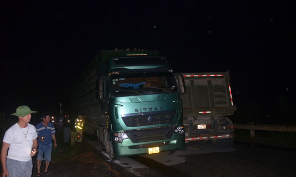 Nghệ An: Nhiều xe đầu kéo va chạm liên hoàn trên đường Hồ Chí Minh