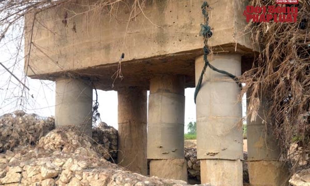 Nghệ An: Cận cảnh cầu Đò Sen lộ móng trụ khi sông Con cạn trơ đáy