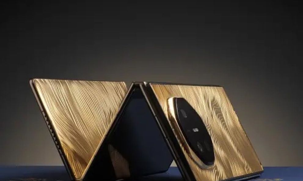 Một người Mỹ bỏ 2.5 tỷ đồng để mua điện thoại gập ba của Huawei