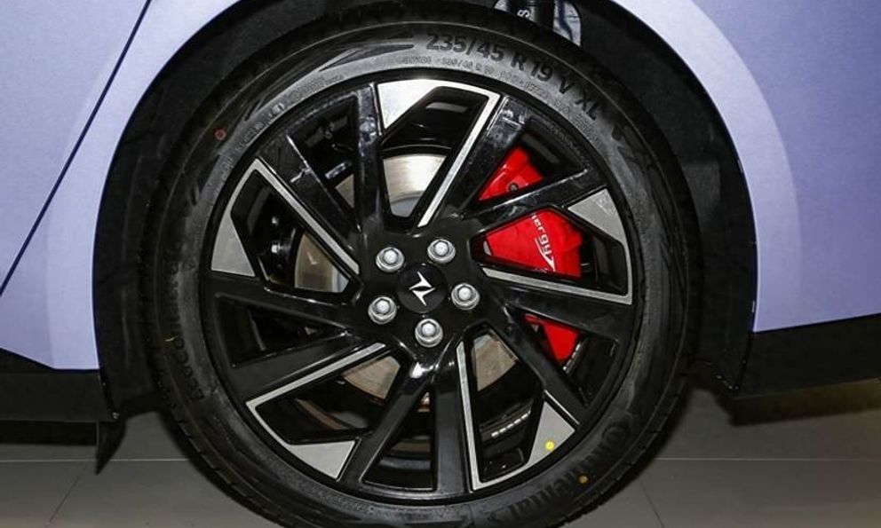 Mất thêm gần 18 triệu để nâng cấp lên phanh hiệu suất cao, người mua xe Trung Quốc chỉ nhận thêm được bộ vỏ đỏ bọc bên ngoài