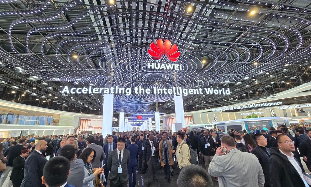 Từ 'không chip, không Android, không cửa thoát' đến tăng trưởng gần 120 tỷ USD: Huawei đã làm gì trong 2024?