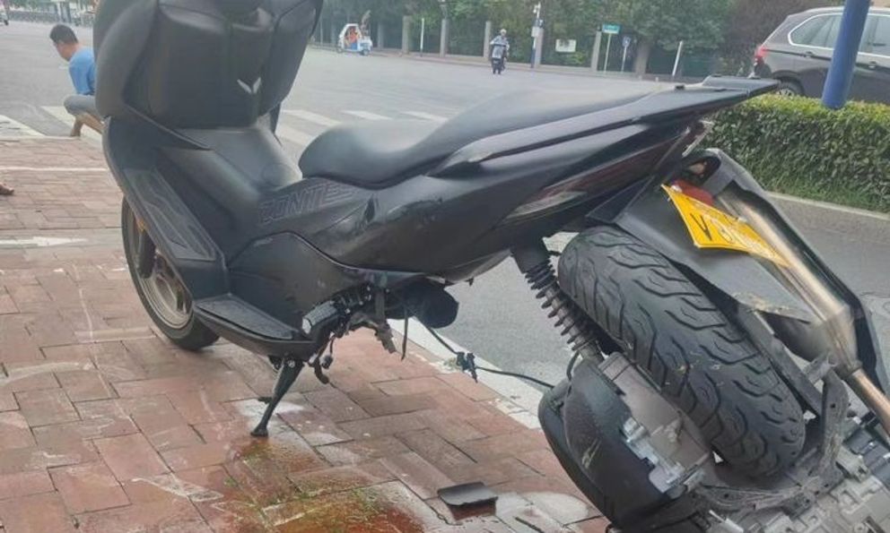Xe tay ga Trung Quốc với mức giá gần 100 triệu đồng đang đi thì 'đánh rơi' động cơ giữa đường