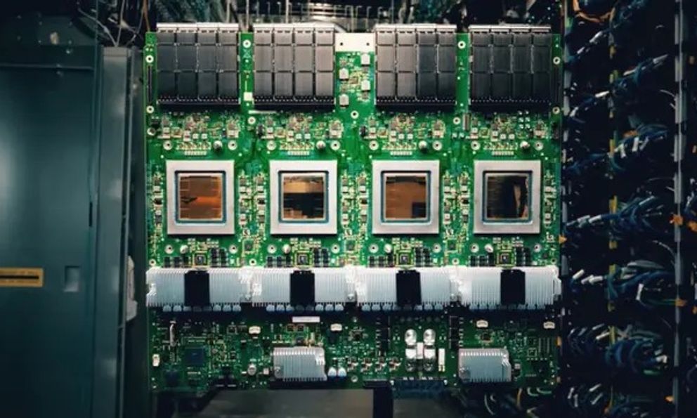 Nhanh gấp 24 lần siêu máy tính: Google tung chip AI mới Ironwood, thách thức toàn ngành