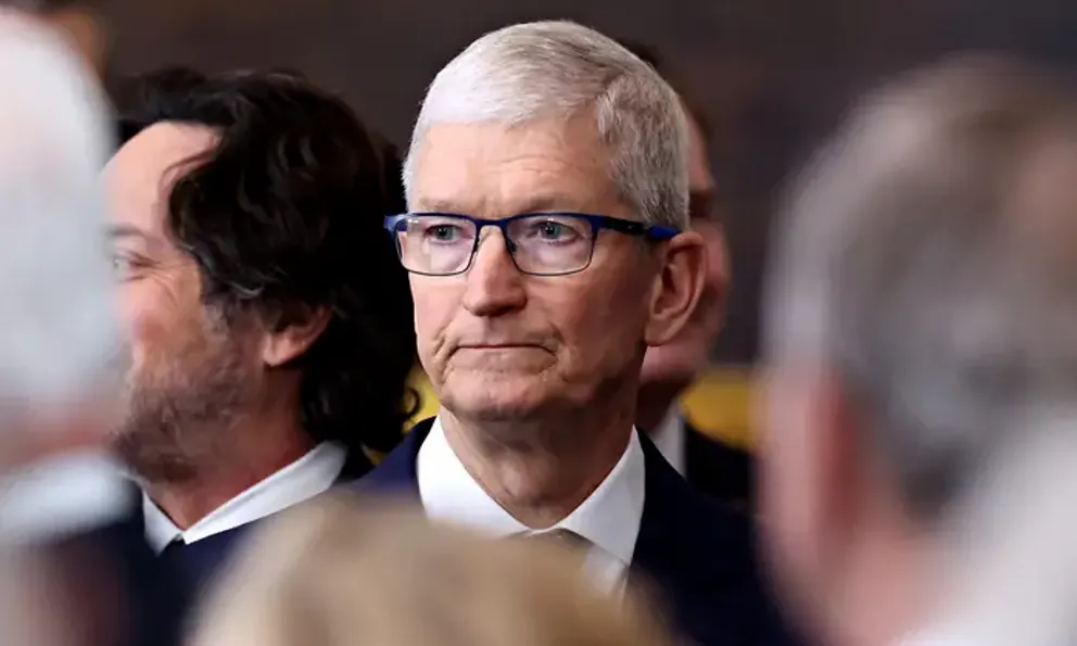 Báo cáo tiết lộ lý do Tổng thống Trump miễn thuế cho iPhone, laptop từ Trung Quốc - Tất cả là nhờ CEO Tim Cook?