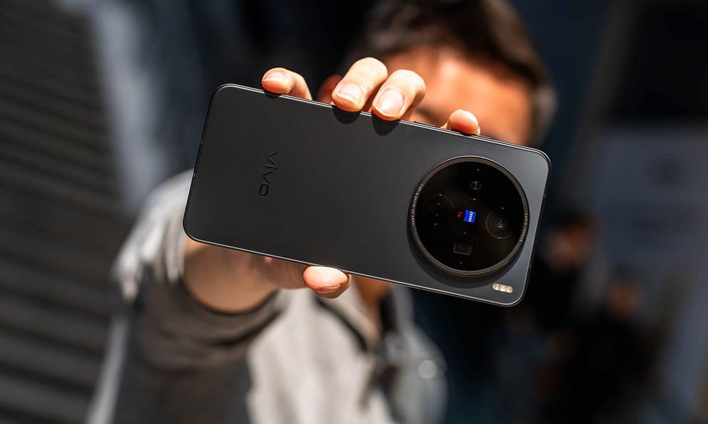 Trên tay vivo X200s: Chip Dimensity 9400+ cực mạnh, pin khủng 6.200mAh, camera chụp 4 mùa, thay được nền trời, thay cả mặt trăng, giá 14,9 triệu đồng