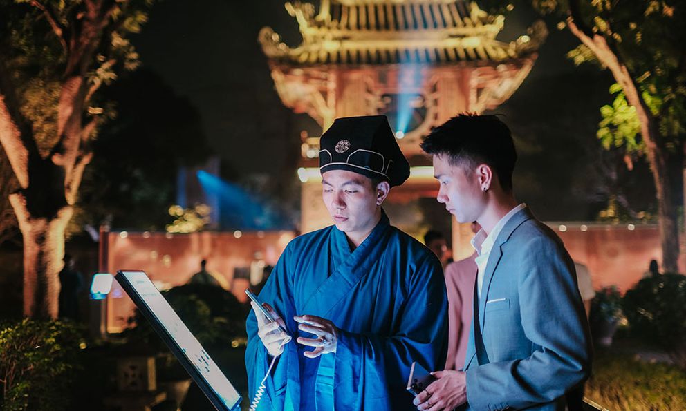 Tưởng chỉ là tour trải nghiệm, ai ngờ Galaxy AI khiến Gen Z nghiêm túc trở lại với Văn Miếu