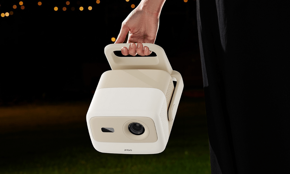 Ra mắt máy chiếu JMGO N1S Nano: Nhỏ như loa Bluetooth, chiếu phim to 180 inch, dùng pin dự phòng cũng xem được