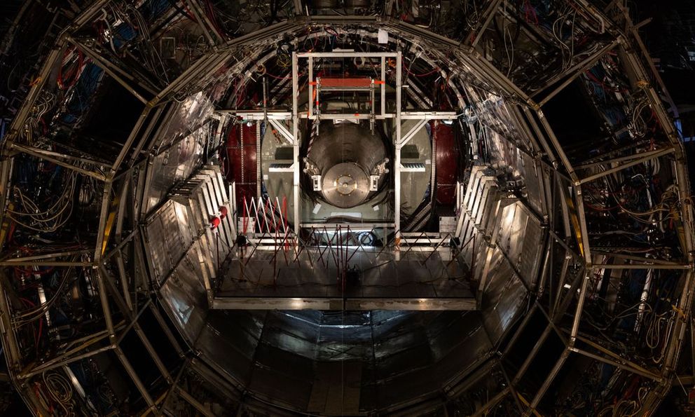 Vì sao máy gia tốc hạt lớn nhất thế giới biến chì thành vàng - rồi tự tay phá hủy nó ngay sau đó?