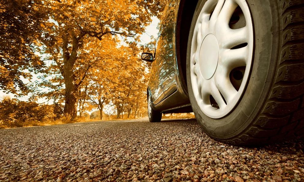 Tại sao lốp xe lại có màu đen trong khi cao su tự nhiên vốn có màu trắng?