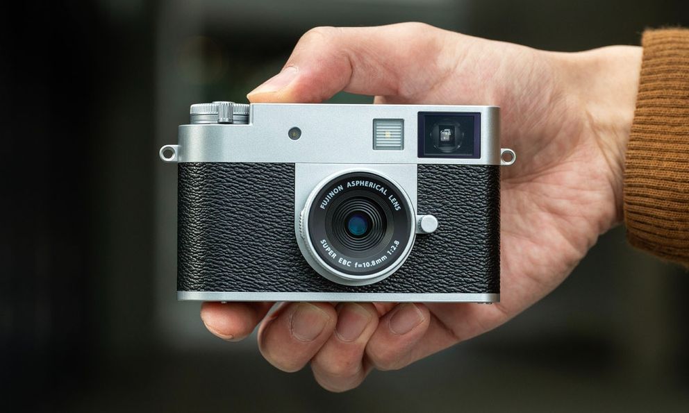 Fujifilm lại vừa ra mắt máy ảnh mới: Nhỏ gọn, hoài cổ, chụp ảnh “chất” như film, giới trẻ Việt khó lòng làm ngơ!