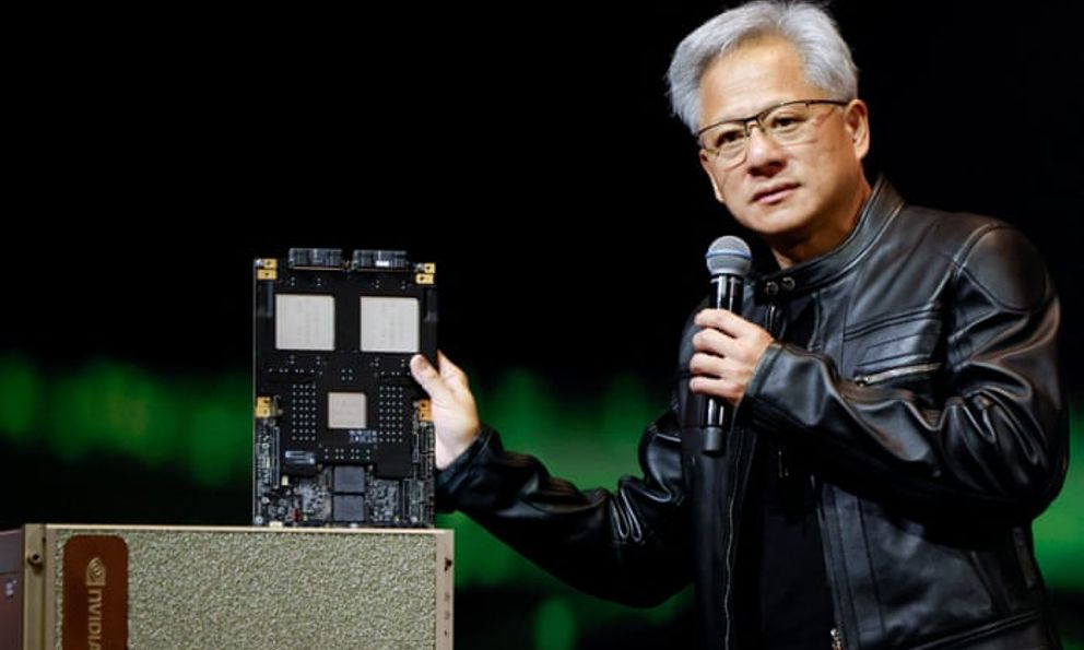 CEO NVIDIA cảnh báo khẩn: Ngành chip Trung Quốc chỉ còn cách Mỹ 