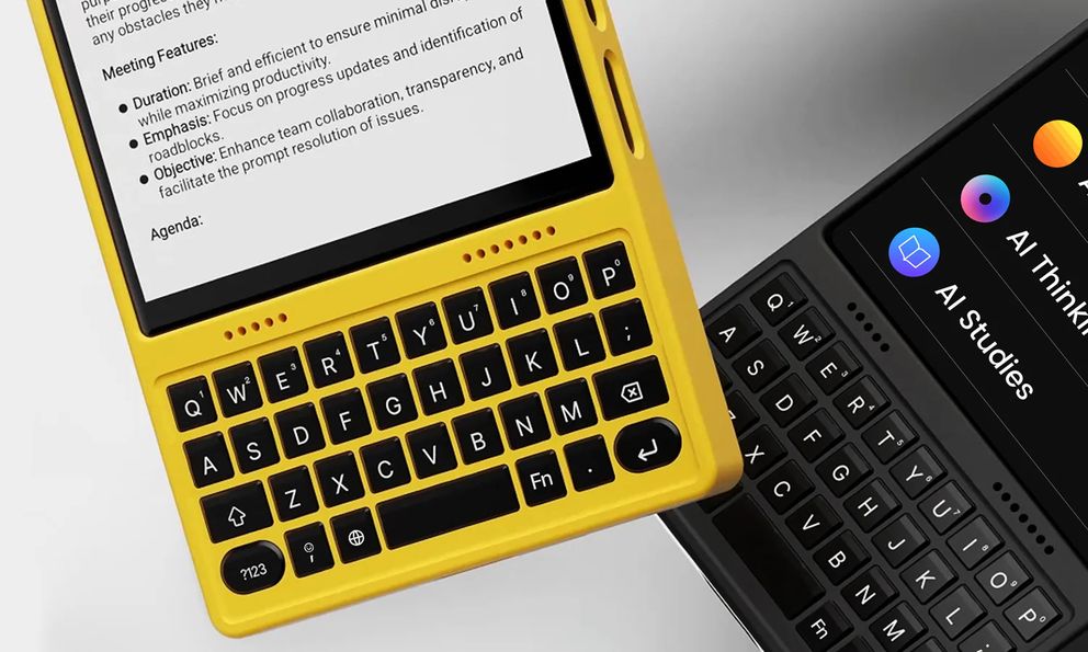 Điện thoại hình vuông này có camera lật, dùng hệ điều hành AI & Android, lắp thêm case bàn phím vào trông như Blackberry sống lại