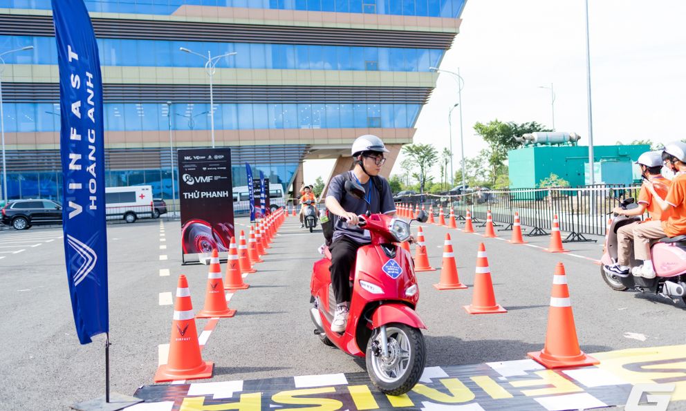 Lợi thế bất ngờ khi thuyết phục sinh viên chuyển từ xe xăng sang xe điện: là một thói quen di chuyển khi còn học cấp 3!