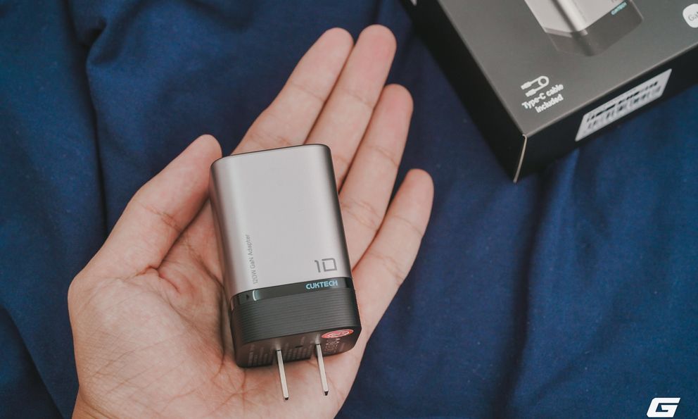 Xiaomi có củ sạc 120W nhỏ gọn, bé tí tẹo tèo teo, lọt thỏm lòng bàn tay như này đây