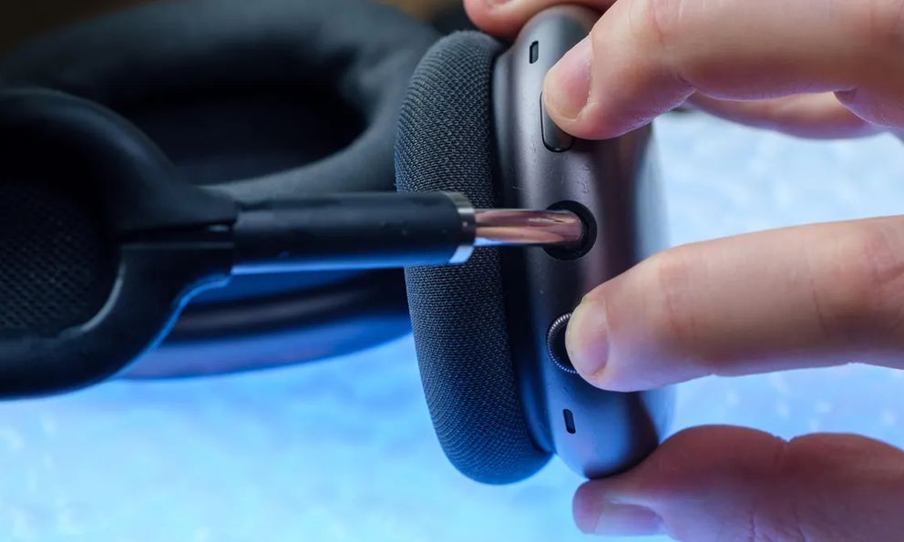 AirPods Max gặp lỗi đột tử, nhưng cho vào ngăn đá tủ lạnh 1 tiếng thì sống lại