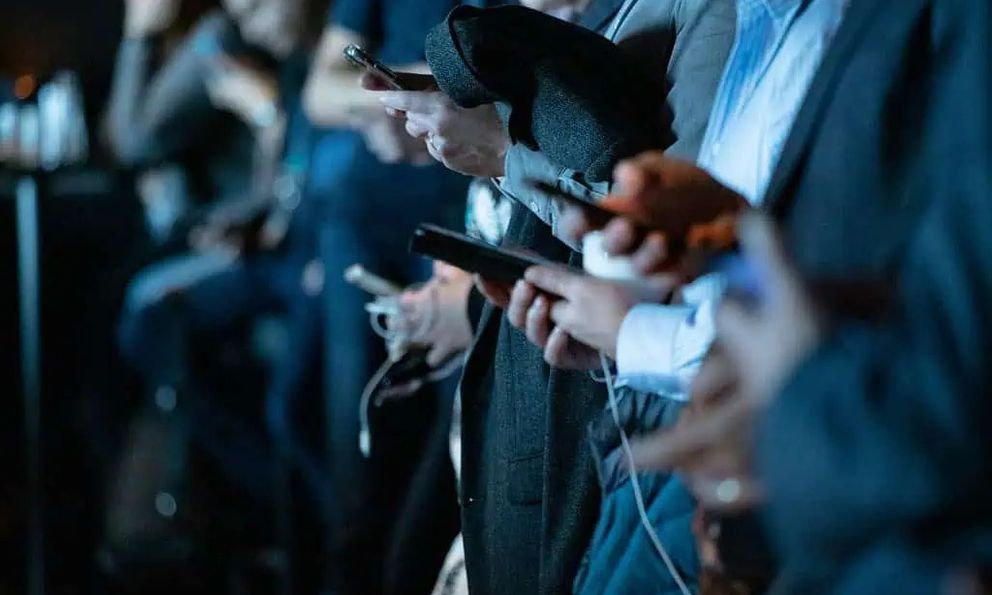 Người lớn tuổi chia sẻ tin giả nhiều hơn không phải vì thiếu hiểu biết, mà vì...