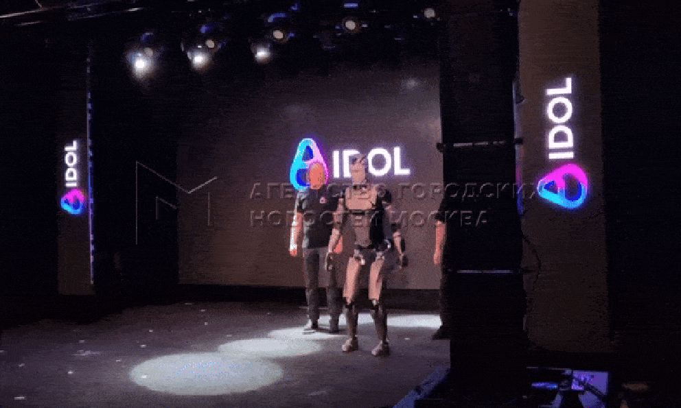 Nga bất ngờ ra mắt robot hình người: Loạng choạng bước đi rồi ngã trên sân khấu