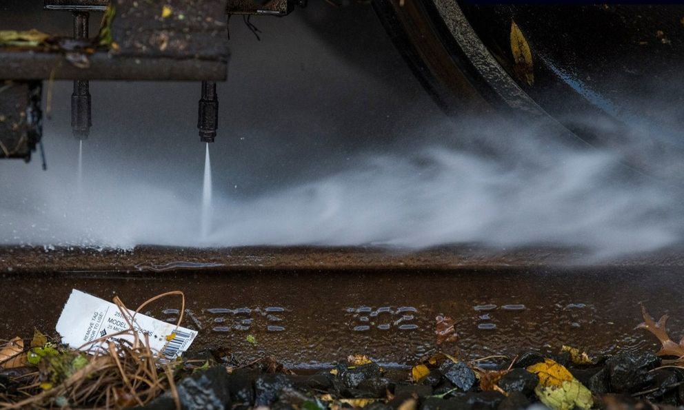 Vì sao chất thải trong nhà vệ sinh tàu hỏa từng được xả thẳng xuống đường ray? Sự thật ít ai ngờ tới